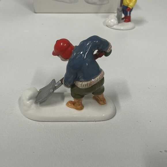 Dept 56 Snow Village “A HEAVY SNOWFALL” Set of 2 Figures Retired #5434-8 - Picture 7 of 12